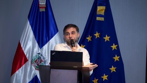 42% de Dominicanos Cuestiona Rol de Partidos en la Democracia