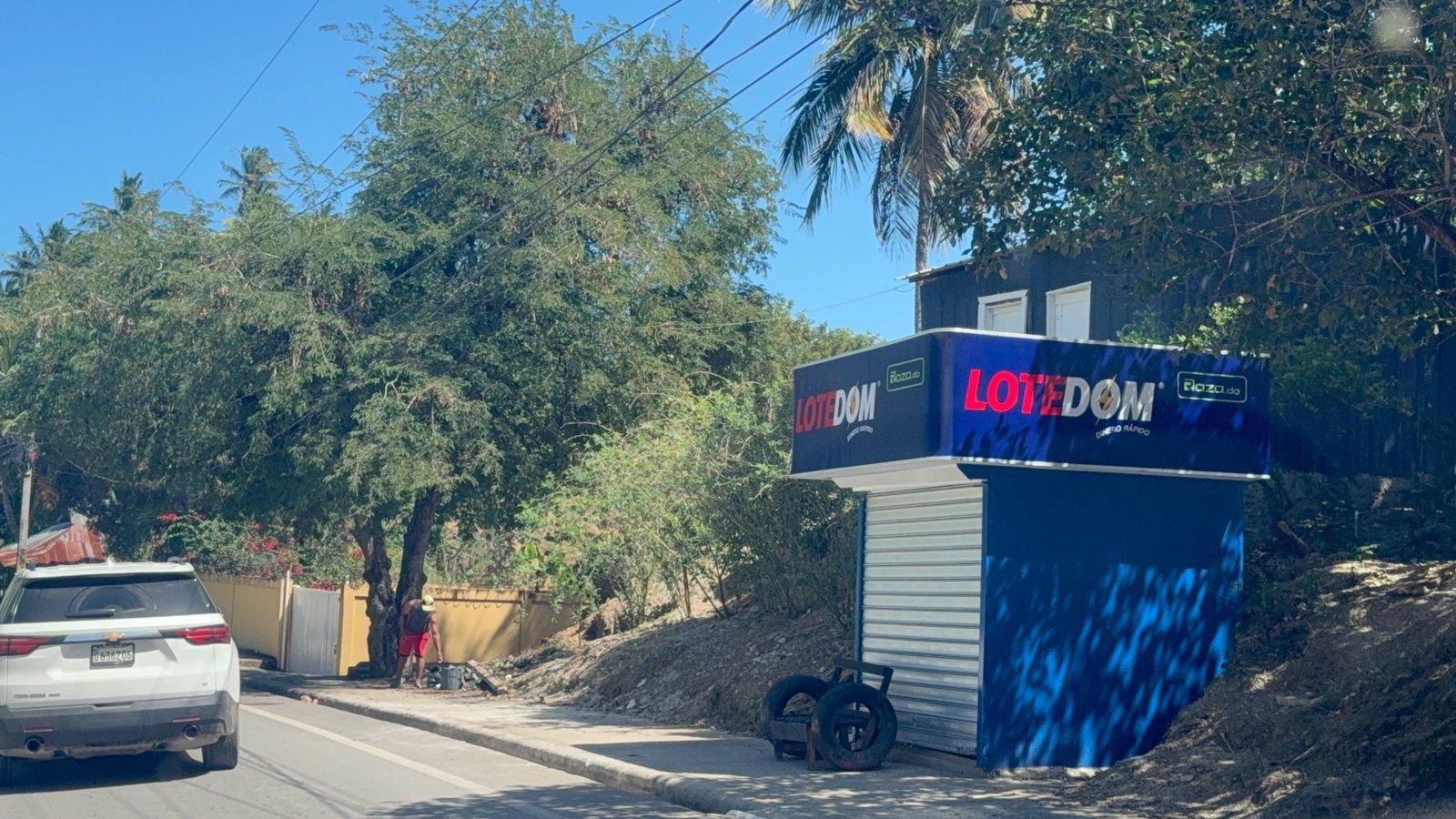 Alarma Nacional: Banca de Lotería Lotedom se instala junto a escuela en Samaná