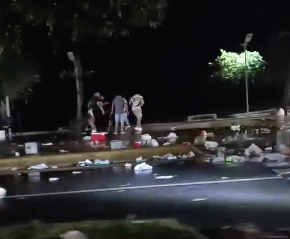 Malecón de Santo Domingo Amanece Cubierto de Basura Tras Clásico Mundial