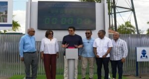 David Collado 'pone el reloj' a reconstrucción de parque en Monte Plata