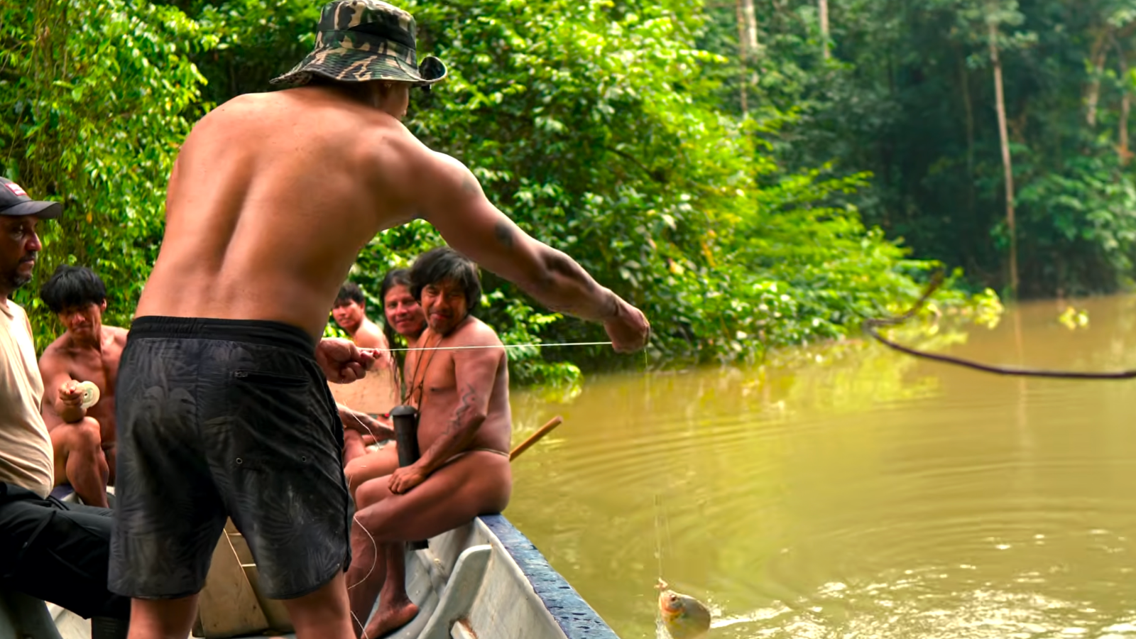 Dominicano desafía pirañas en el Amazonas: Una experiencia extrema