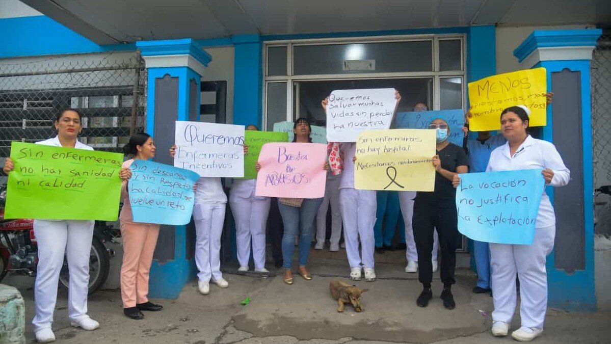 Enfermeras de Santiago en Luto por Crisis de Personal en Hospitales