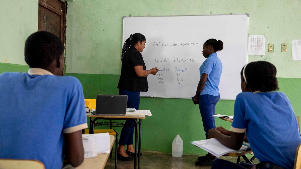Minerd aborda el dilema del celular en aulas dominicanas