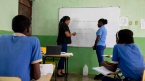 ANIEP considera regulación de celulares en aulas dominicanas