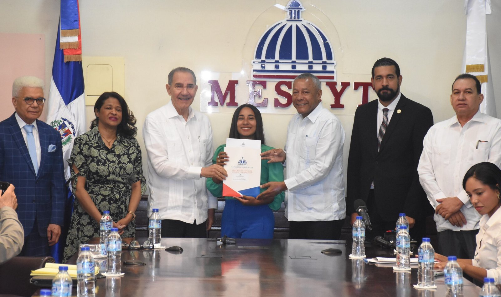 Mescyt impulsa la salud dominicana con 13 becas médicas en Cuba