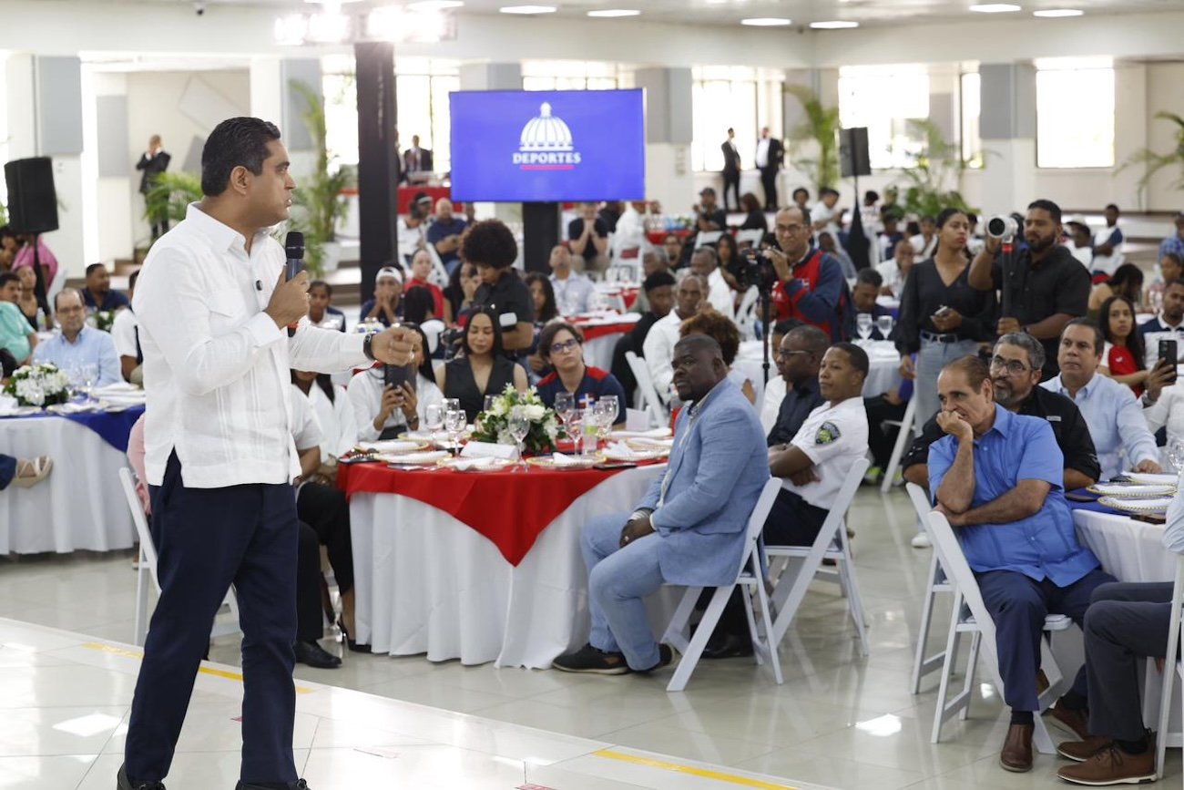 Ministro Kelvin Cruz celebra Día Nacional del Deporte con atletas