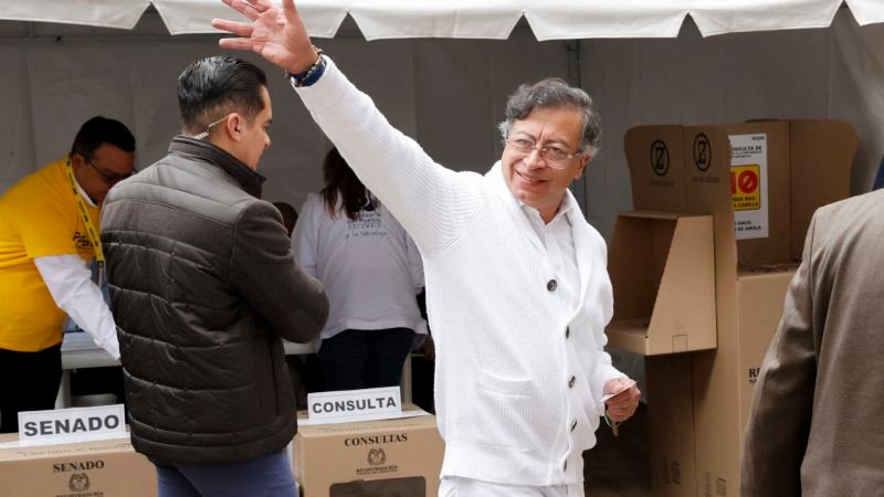 Petro denuncia bombardeos desde Ecuador hacia Colombia